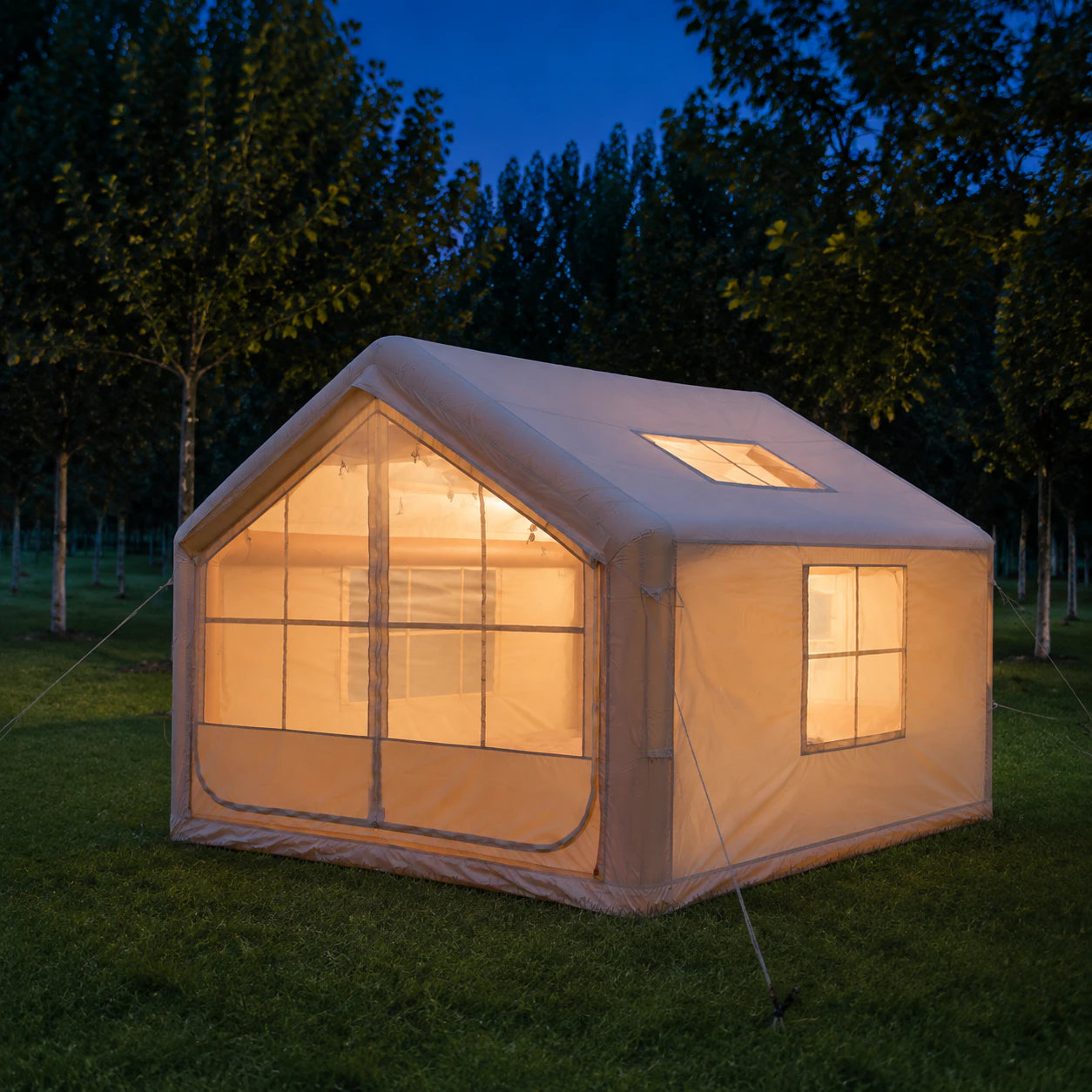 Tienda inflable de 7,5 m² con dos puertas grandes y dos tragaluces pequeños IT022 - escenario de camping 1