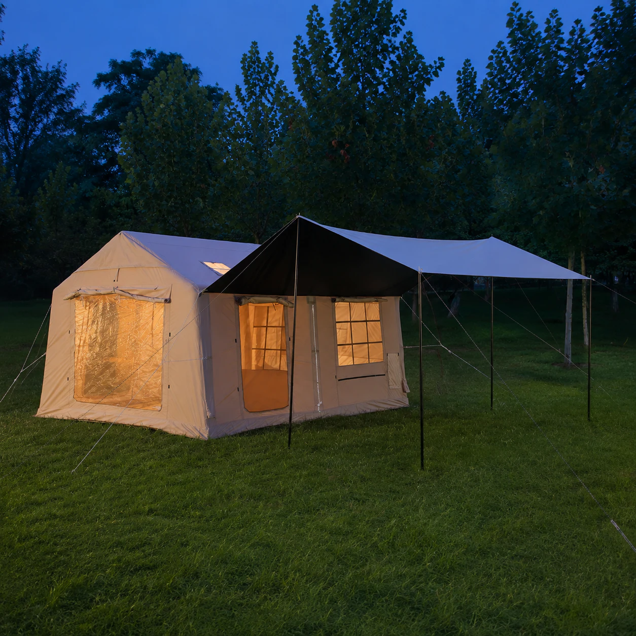 Tienda inflable de 12 m² con tres puertas, división y toldo IT039 - escenario de camping 2